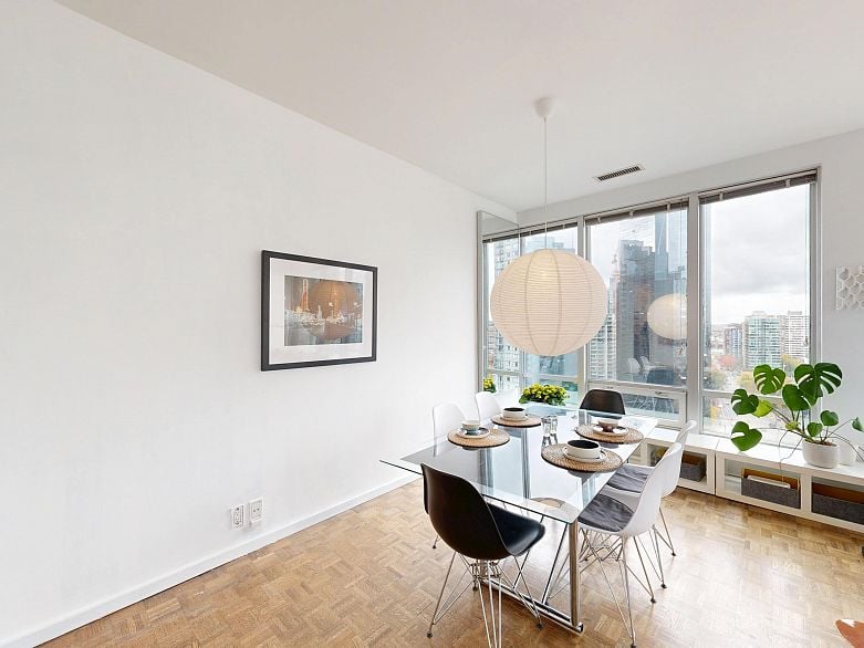 1207 989 Nelson Street