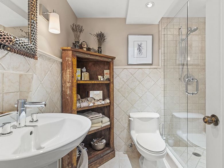 402 1575 Beach Avenue