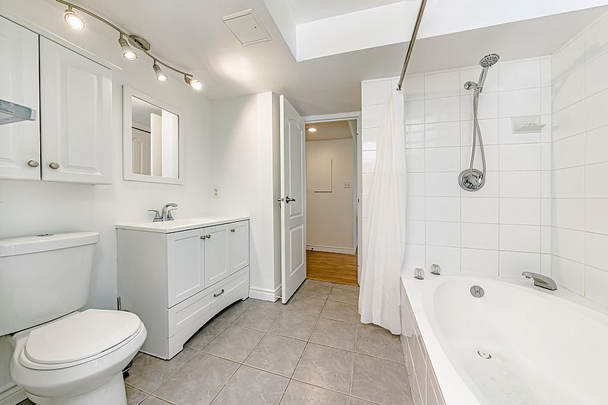 1405 1020 Harwood Street