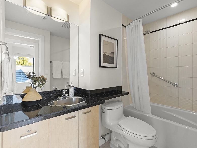 612 2228 Marstrand Avenue