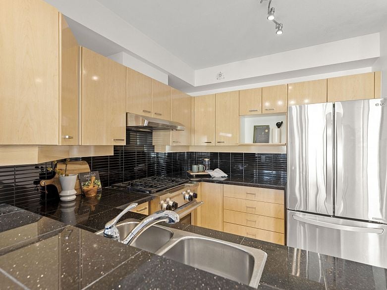 612 2228 Marstrand Avenue