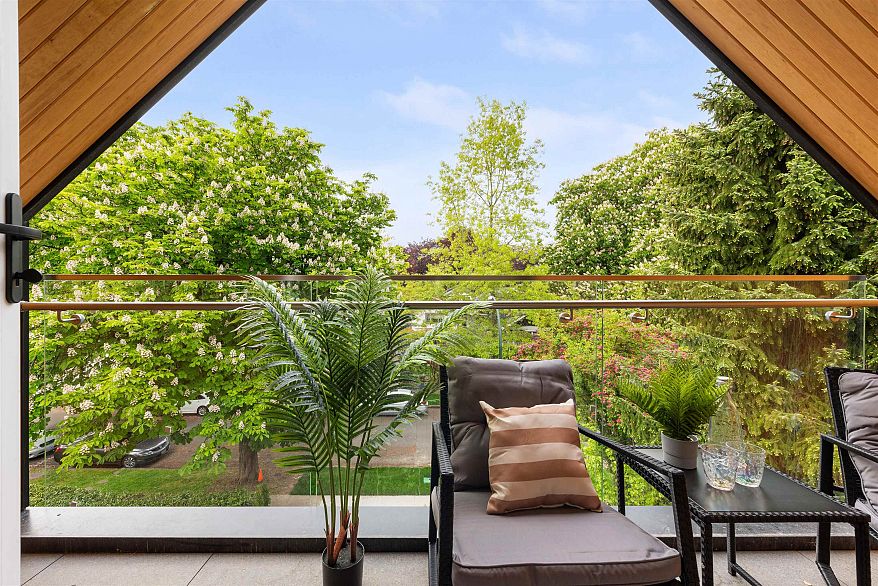 2 2764 W 14th Avenue