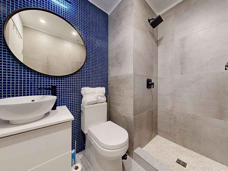 1207 989 Nelson Street