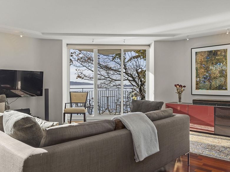 402 1575 Beach Avenue