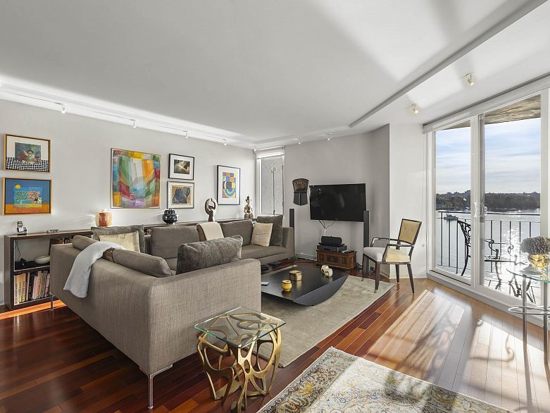 402 1575 Beach Avenue