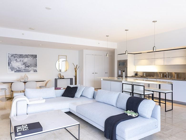 2106 838 W Hastings Street