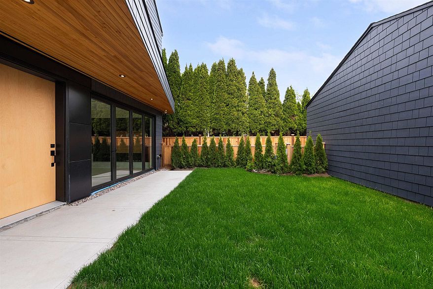 2 2764 W 14th Avenue