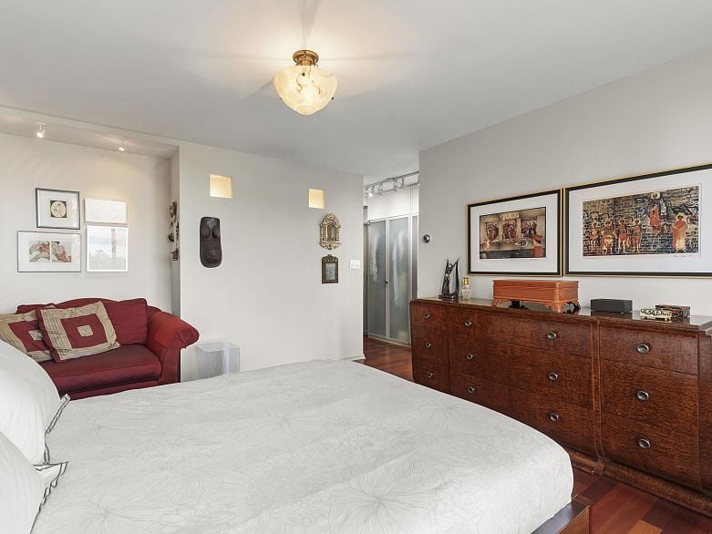 402 1575 Beach Avenue