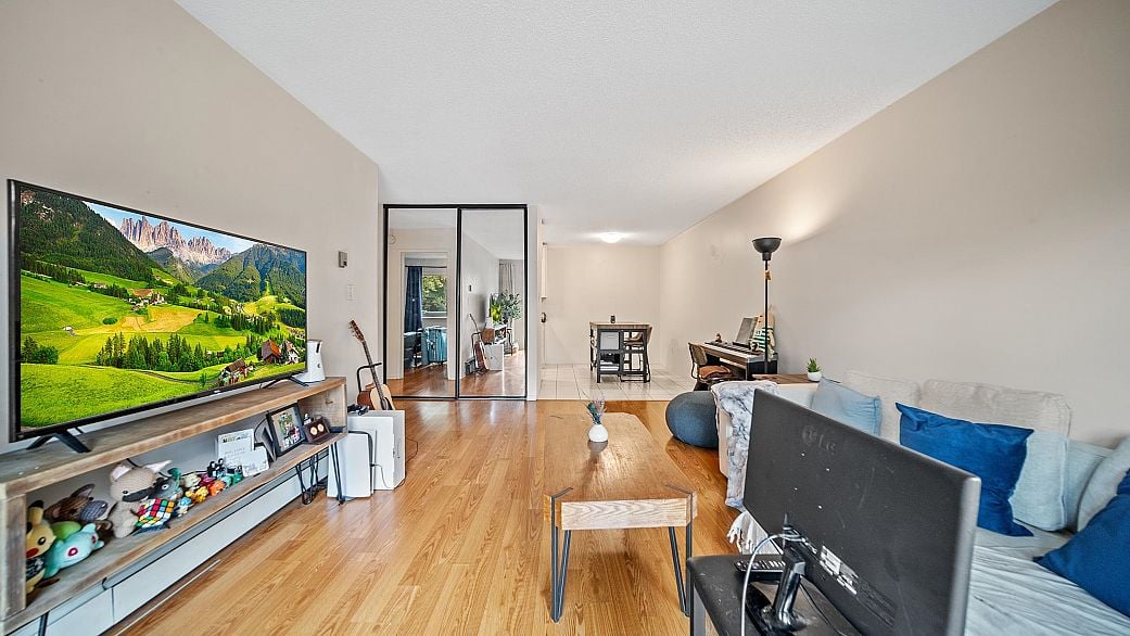 229 2033 Triumph Street