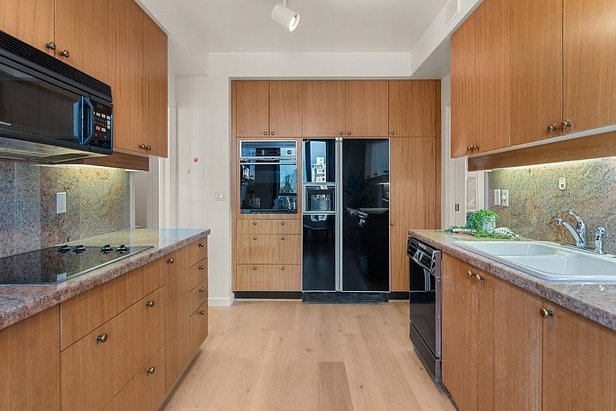 701 5850 Balsam Street