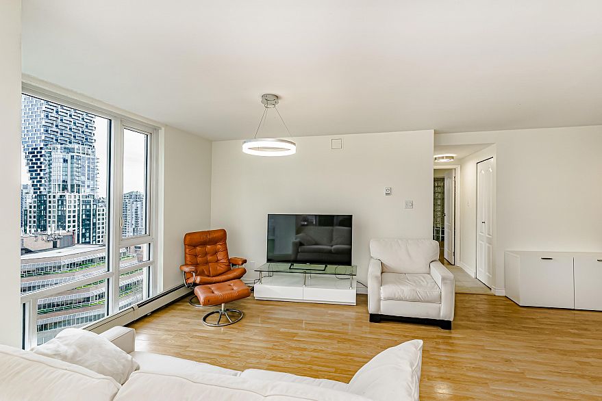 1405 1020 Harwood Street