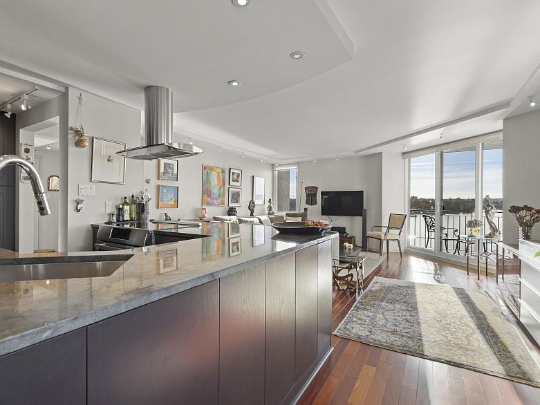 402 1575 Beach Avenue