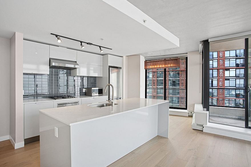 2709 108 W Cordova Street