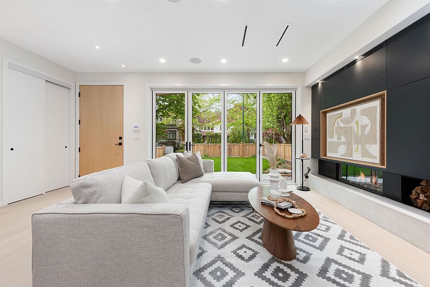 2 2764 W 14th Avenue