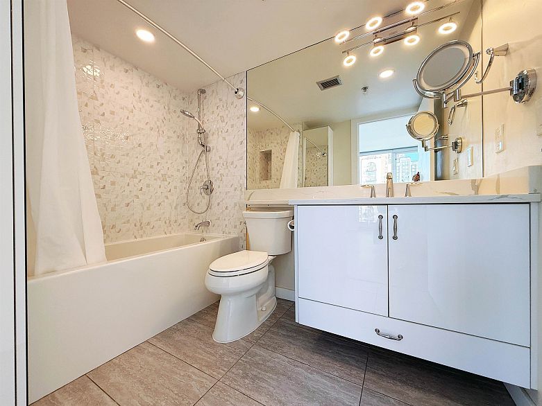 1501 289 DRAKE STREET, Vancouver BC V6B 5Z5