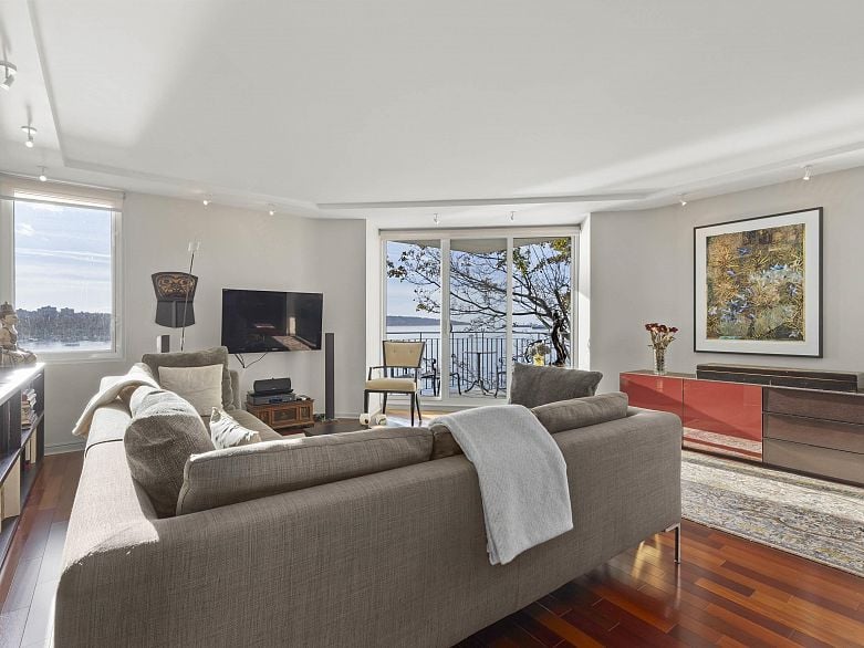 402 1575 Beach Avenue