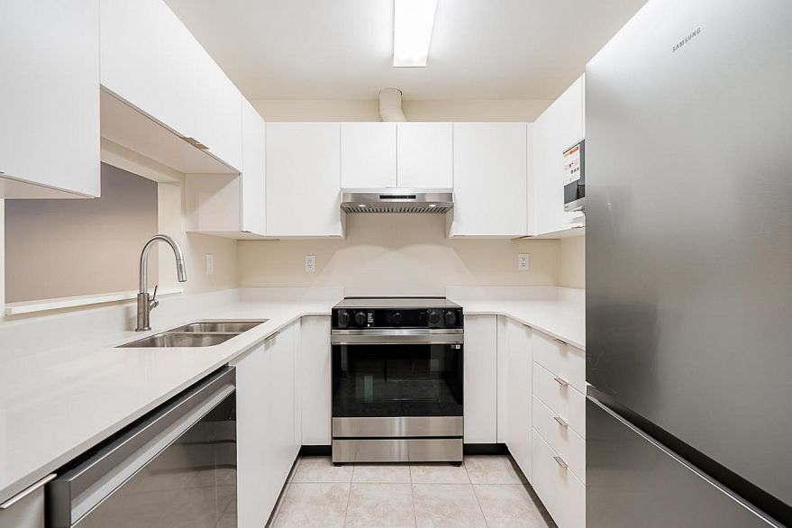 702 1010 Howe Street