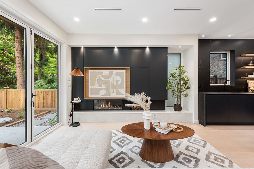 2 2764 W 14th Avenue