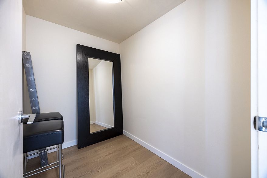 1906 188 Keefer Place