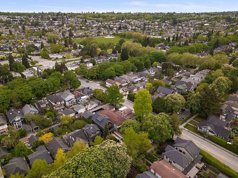 2 2764 W 14th Avenue