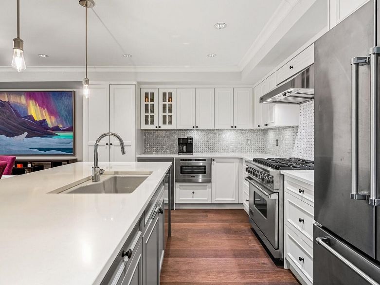 100 656 W 13th Avenue