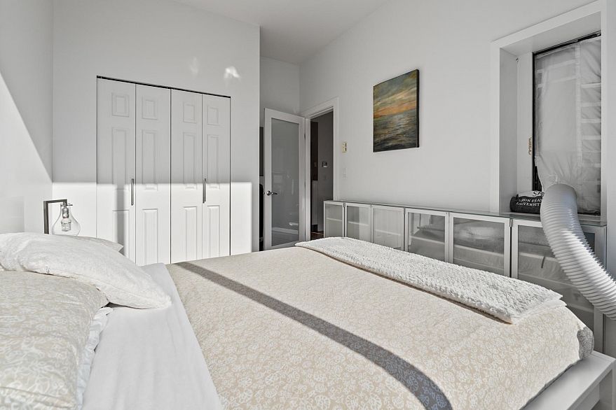 910 1010 Howe Street