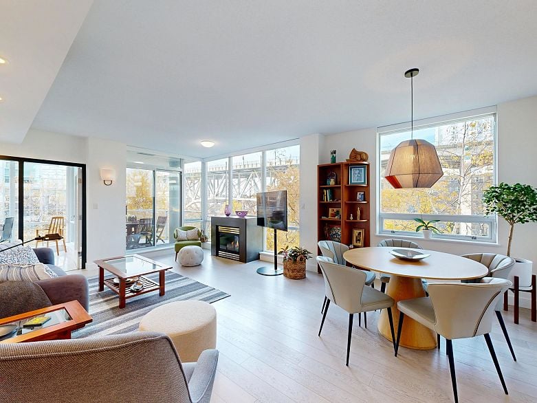 503 638 Beach Crescent