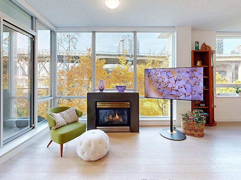 503 638 Beach Crescent