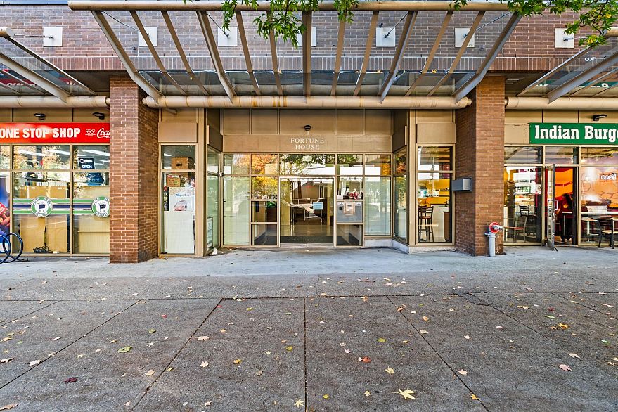 910 1010 Howe Street