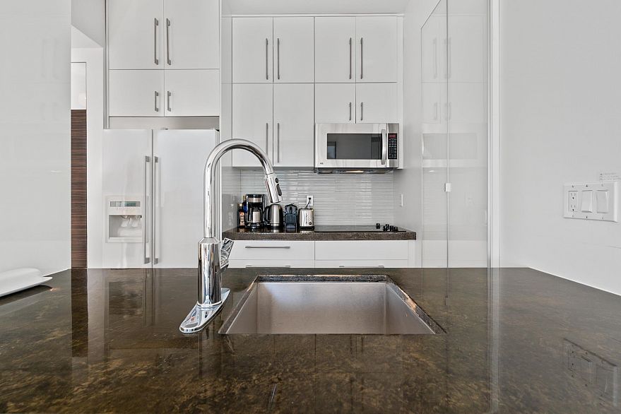 910 1010 Howe Street