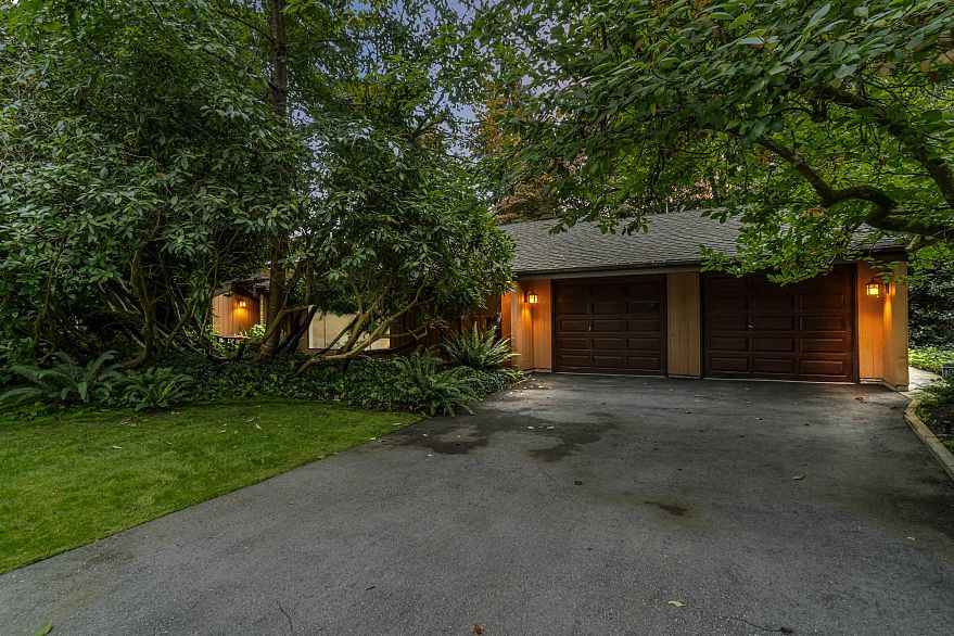 4262 Yuculta Crescent