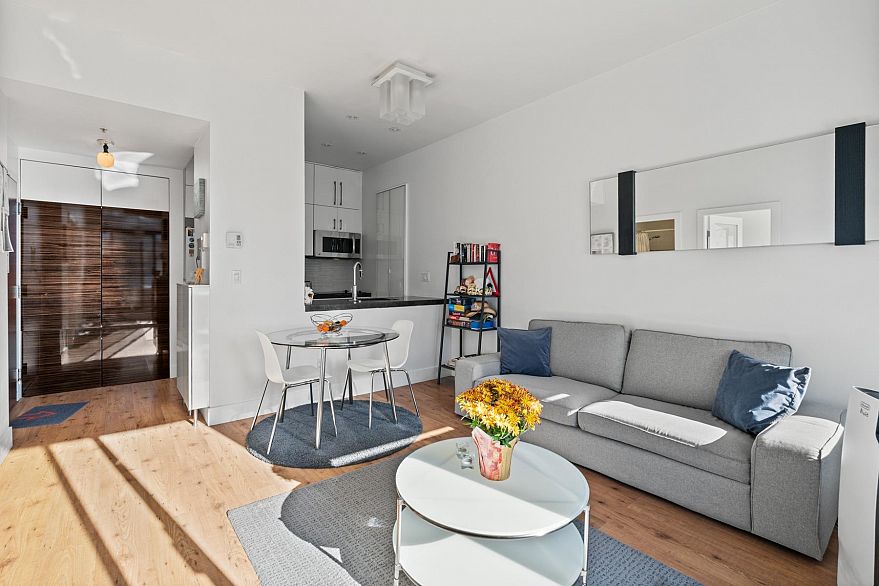 910 1010 Howe Street