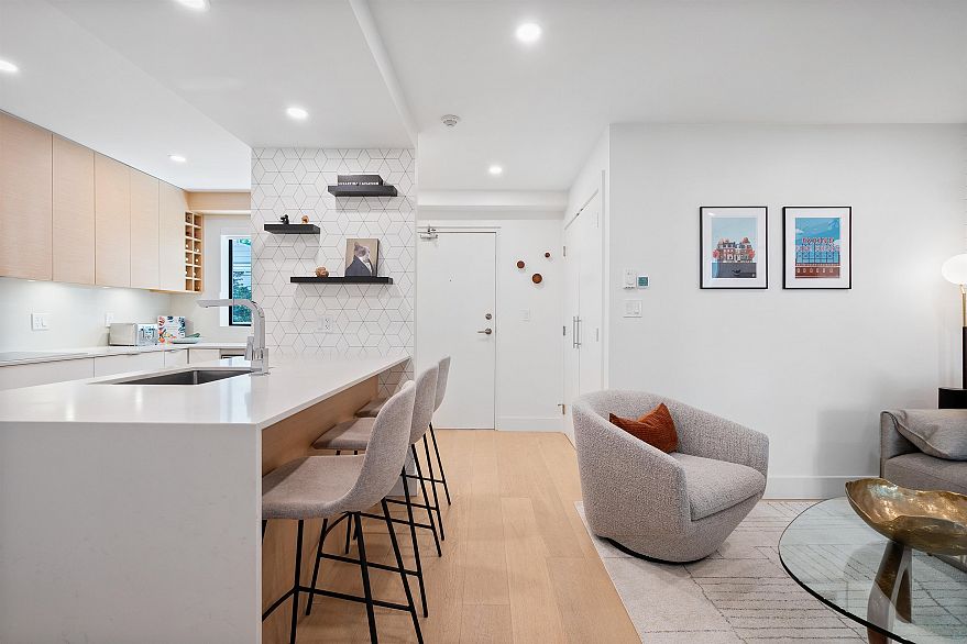 301 1350 Comox Street