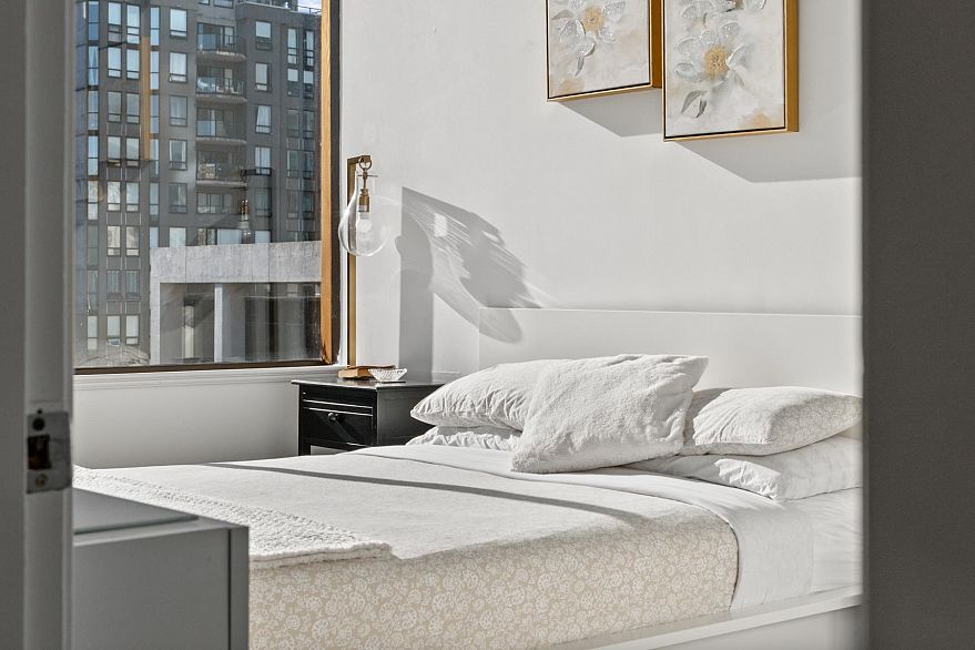 910 1010 Howe Street