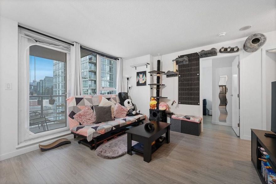 2205 111 W Georgia Street