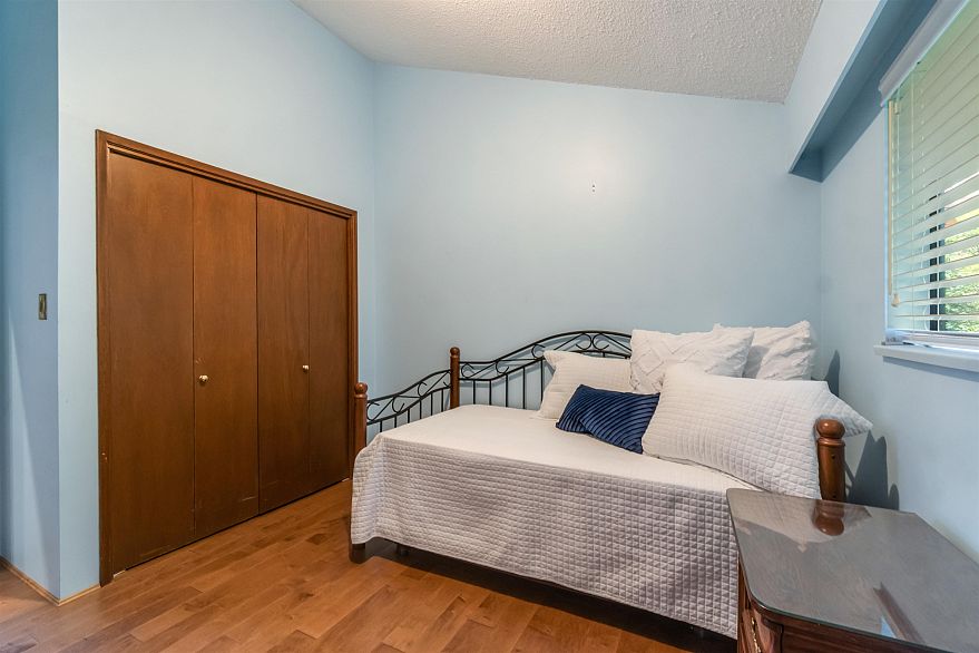 4262 Yuculta Crescent