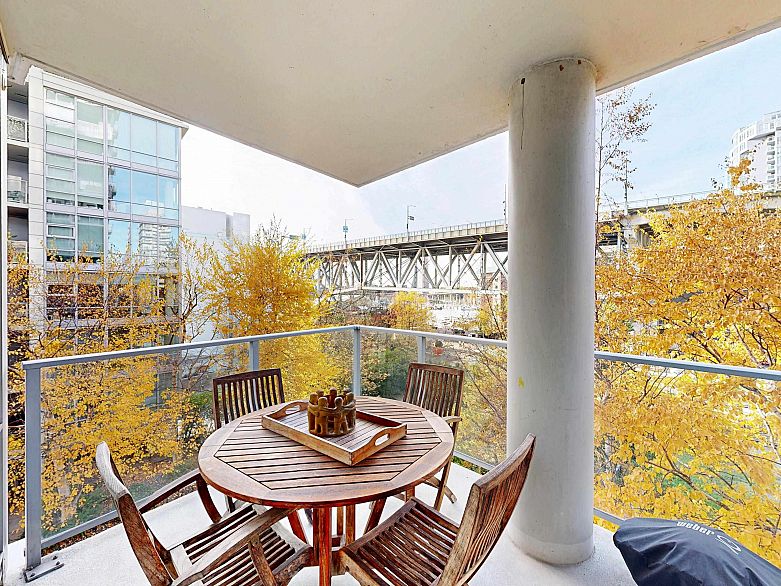 503 638 Beach Crescent