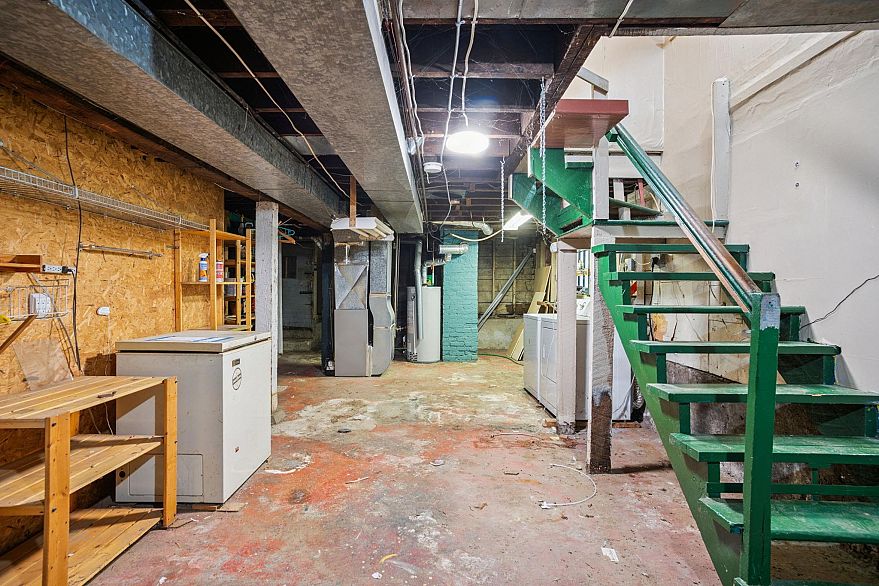 1842 Macdonald Street