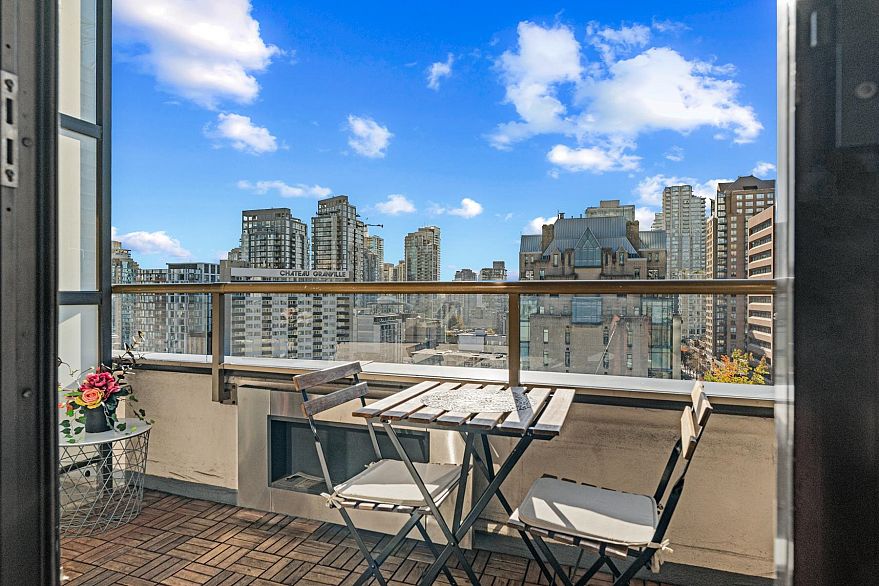 910 1010 Howe Street