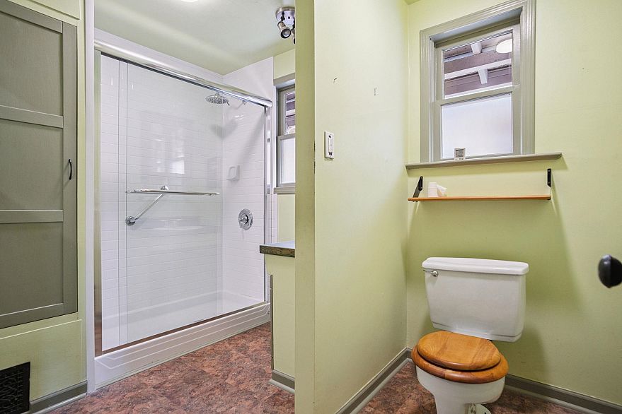 1842 Macdonald Street