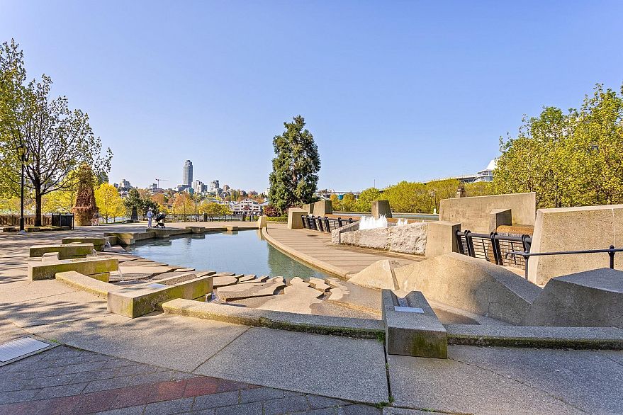 1902 455 Beach Crescent