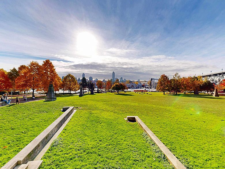 503 638 Beach Crescent