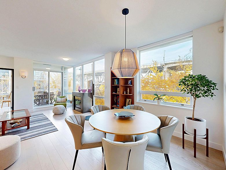 503 638 Beach Crescent