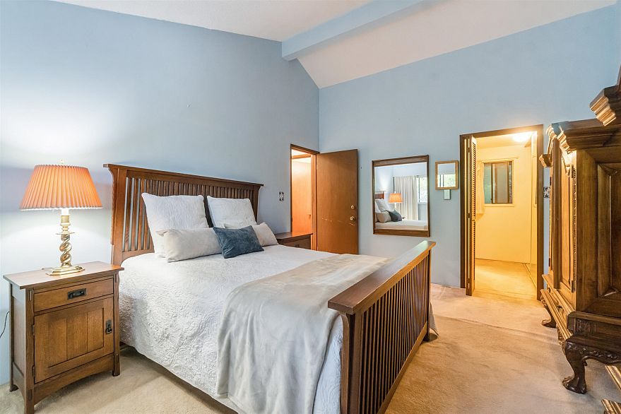 4262 Yuculta Crescent