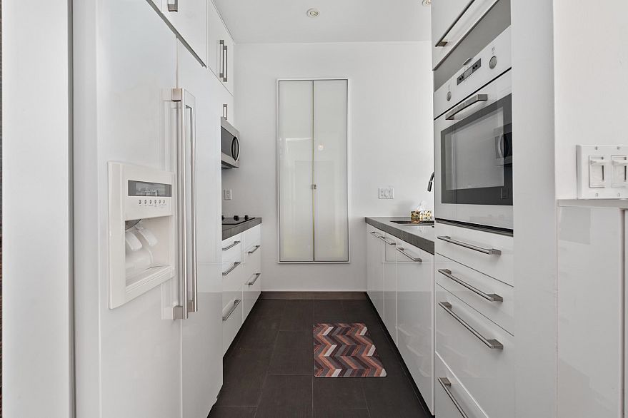 910 1010 Howe Street