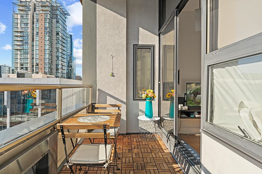 910 1010 Howe Street