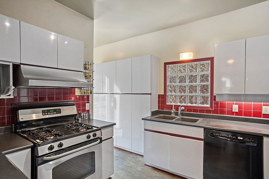 1842 Macdonald Street