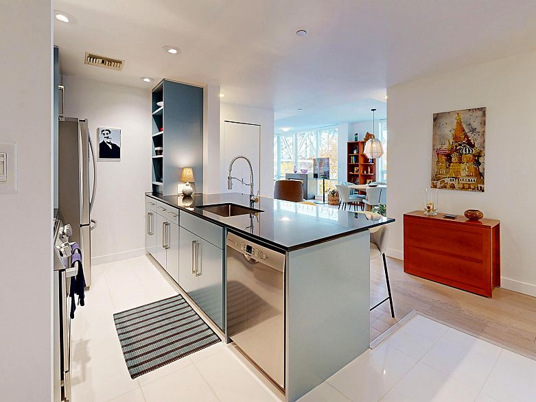 503 638 Beach Crescent