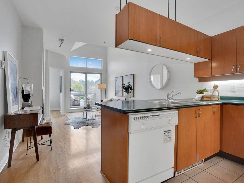 208 188 E 33rd Avenue