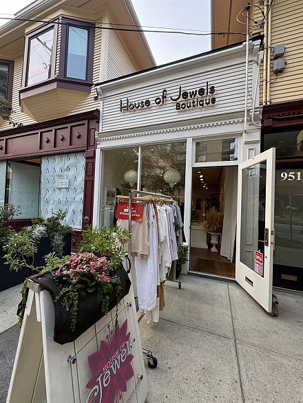 202 1550 Barclay Street